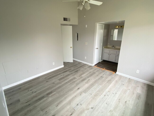 Building Photo - 3 Bedroom 2.5 Townhouse with Brand New Kit...