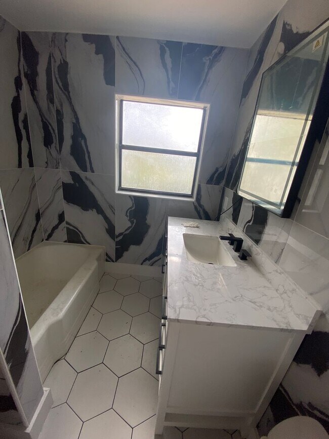 Building Photo - Fully renovated with new appliances, 5 bed...