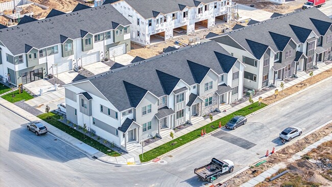 Building Photo - Beautifule New Townhome in Salem