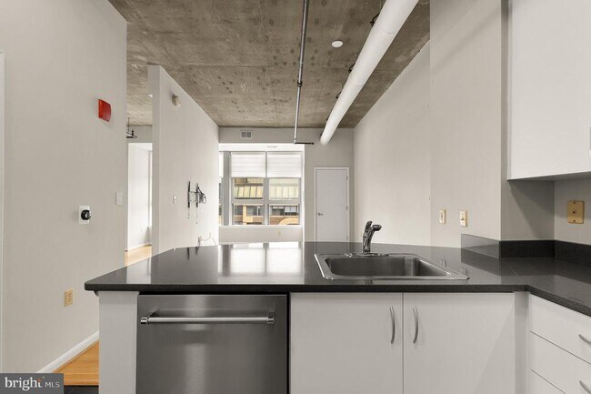 Building Photo - 1300 N St NW
