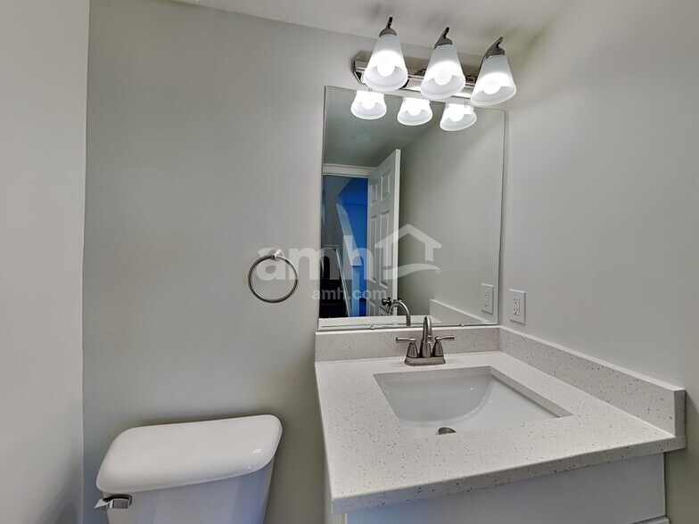 Building Photo - 1245 Cloverview St