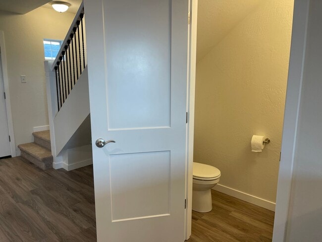 Building Photo - End Townhouse Unit in South Medford/Phoenix Area