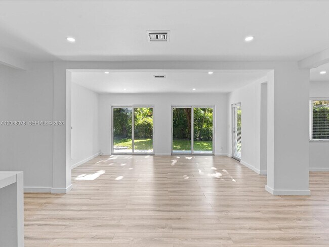 Building Photo - 5406 S Le Jeune Rd
