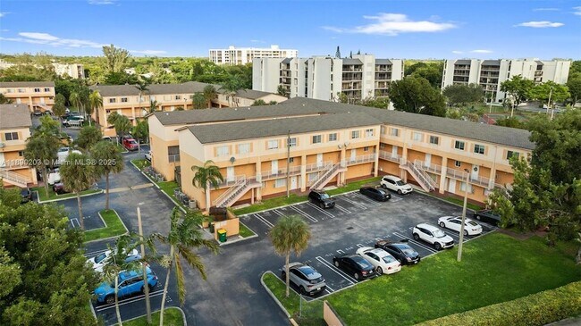 Building Photo - 6255 SW Kendale Lakes Cir