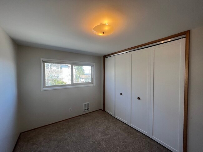 Building Photo - 1505 E Galer St