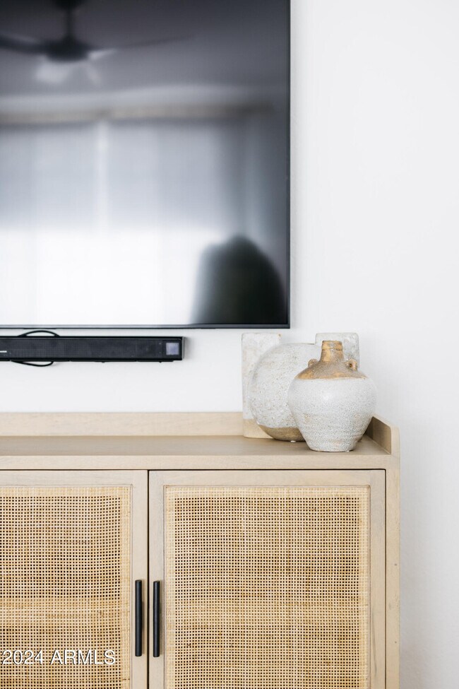 Building Photo - 6629 E Dreyfus Ave