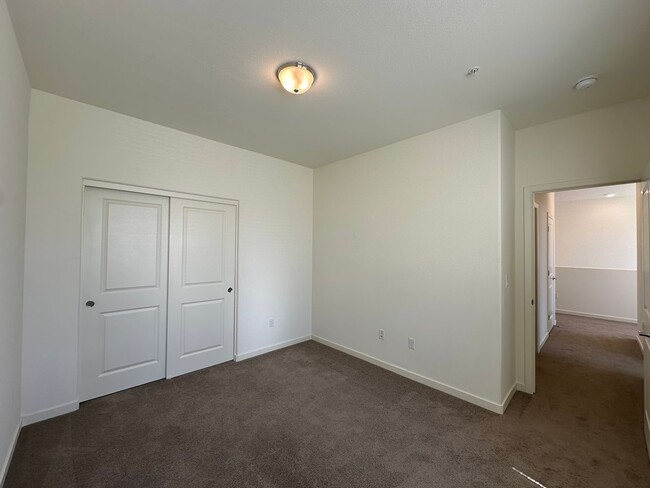 Building Photo - Beautiful Sun Valley Townhome!