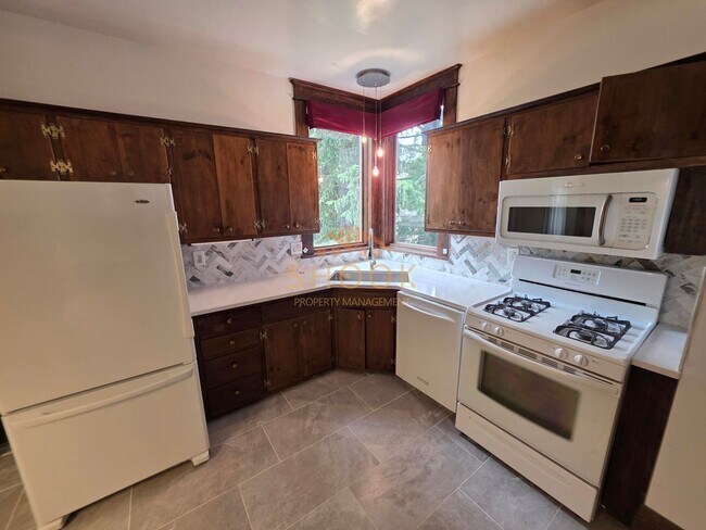 Building Photo - Well-Maintained Historic 4 BR Home Close to Campus! Lawn Mowing Included!