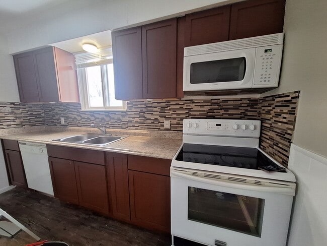 Building Photo - Charming 3 bedroom bungalow freshly updated