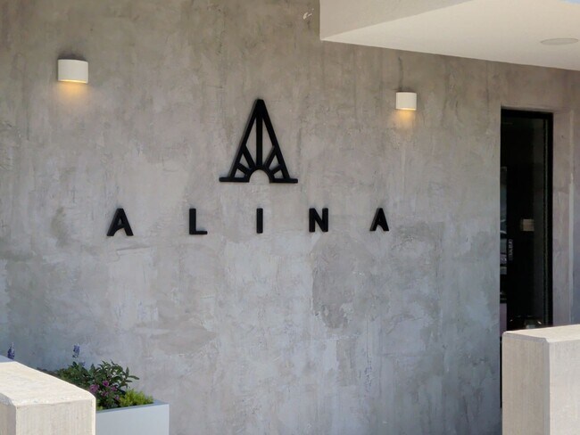 Building Photo - Spectacular Edgehill Condo!