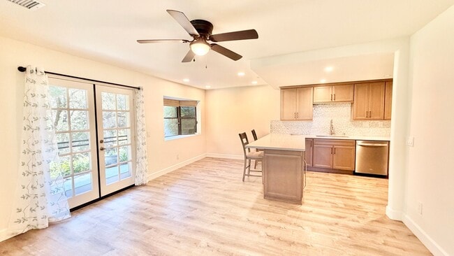 Building Photo - Beautifully Updated & Remodeled Townhome o...