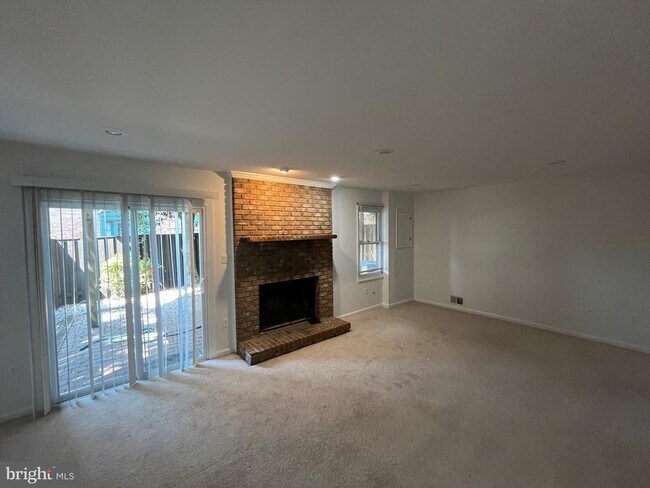 Building Photo - 6017 Cromwell Pl