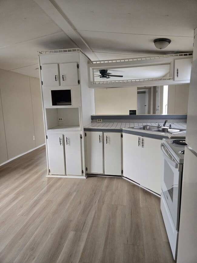 Building Photo - 3 bedroom, 2 bath Mobile Home in Yorktowne