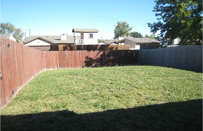 Building Photo - 2406 High Hollow Dr