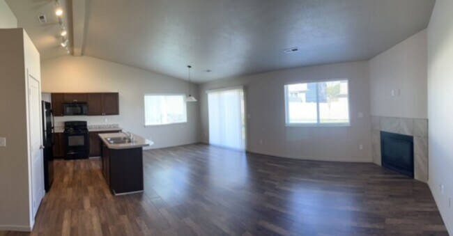 Building Photo - 1606