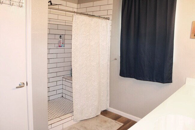 Building Photo - "Spacious 3-Bedroom 2-Bath Retreat in Fort...