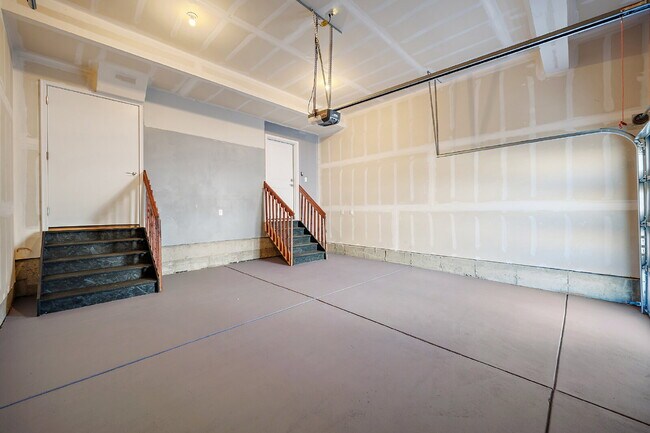 Building Photo - Modern 2 Bedroom, 2.5 Bathroom Townhome with a Loft, Central A/C, Gas Fireplace, and Washer and D...