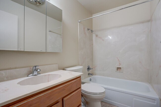 Building Photo - 5 Bedroom + a Den, 3 Bathroom, 2 Car Garage For Rent in Prescott!