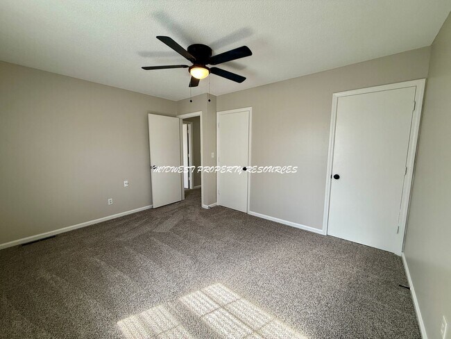 Building Photo - Stunning 2 Story townhome