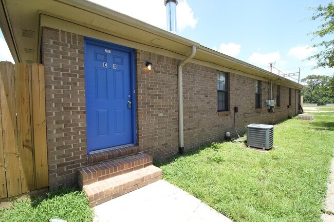 Primary Photo - Updated 2BD/2BA Apartment in North Pensaco...