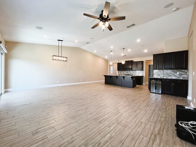Building Photo - Stunning Luxury Home for Rent in Shafter