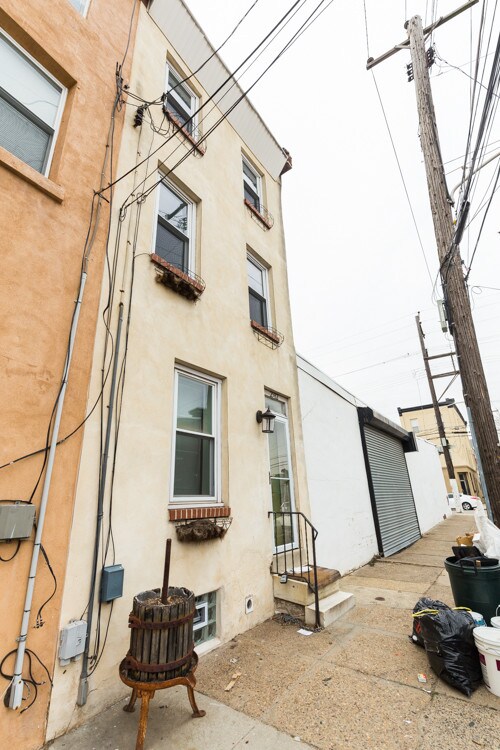 Building Photo - 2582 Collins St