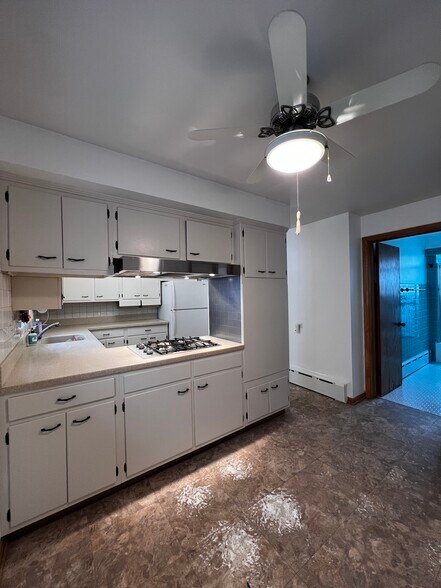 Dine in kitchen area - 4937 W Schubert Ave