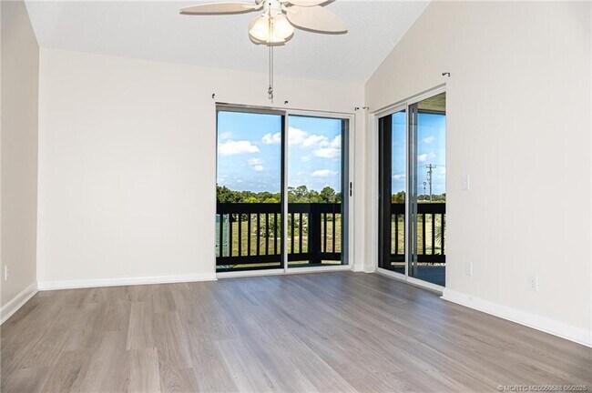 Building Photo - 1585 NE Beacon Dr