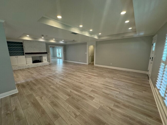 Building Photo - Gulf Breeze Proper - 5 bedroom, 3.5 bathro...
