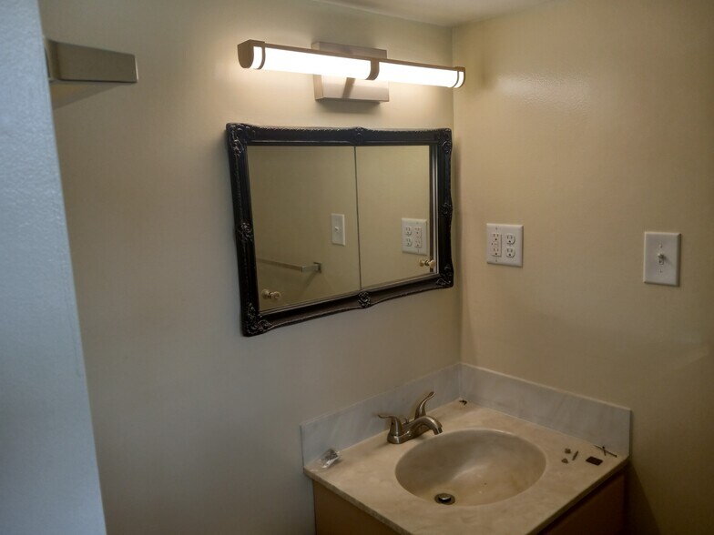 Building Photo - 3856 Longridge Dr