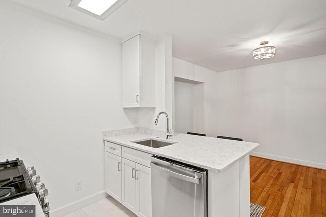 Building Photo - 16 E Linden St