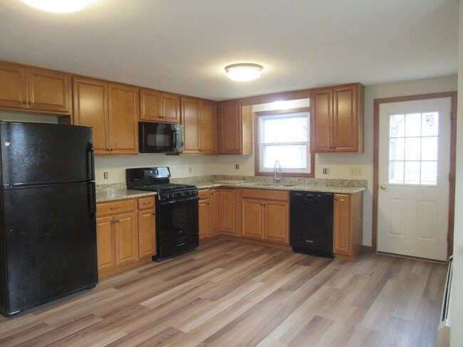 Building Photo - Dracut Beautifully renovated Townhouse for Rent!