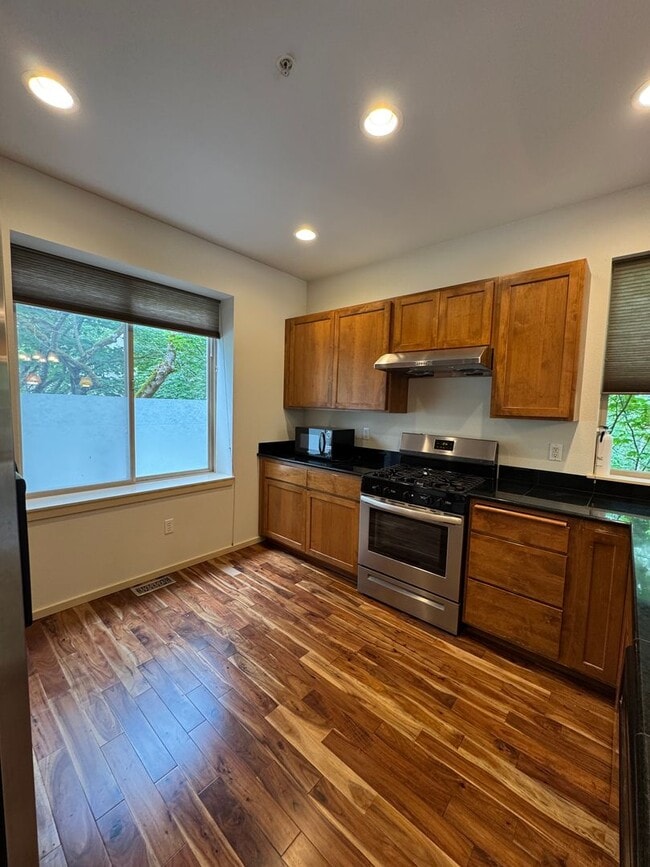 Building Photo - 3bd/3ba Issaquah Townhouse