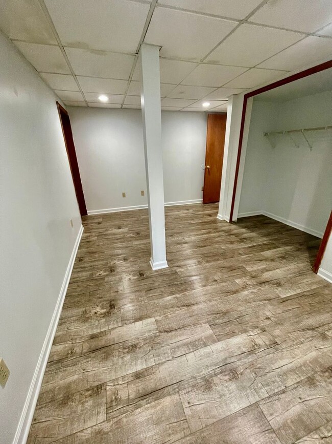 Building Photo - 813