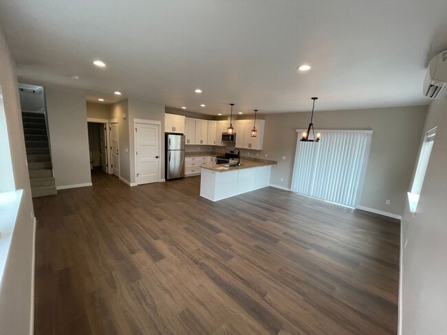 Building Photo - **Move in special - $500 off of 1st Month'...