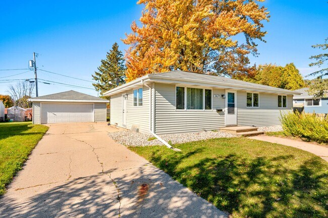 Building Photo - 3 BR 1.5 BA ranch house w/ large garage