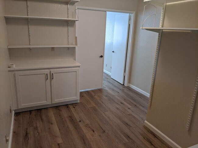 Building Photo - LOS GATOS  - Town House with designer upda...