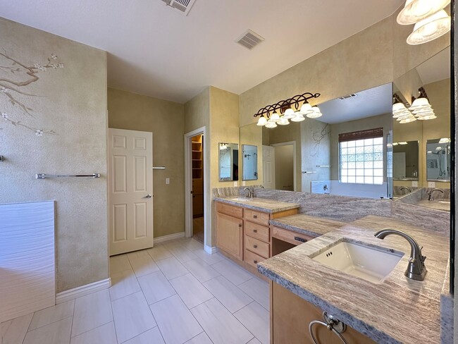 Building Photo - Glenhaven At Southern Highlands