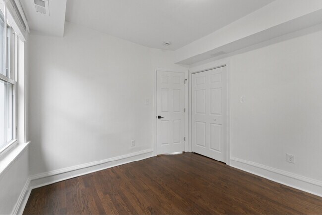 Building Photo - 5304 W Cornelia Ave