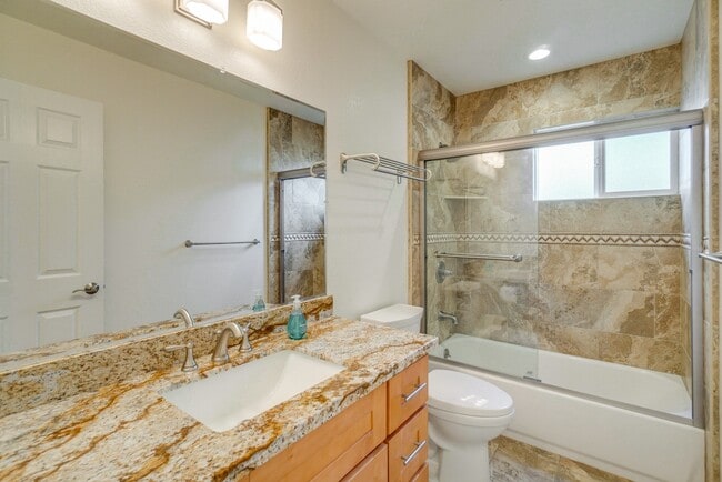 Building Photo - Beautiful 2 Bed/1 Bath Home only Blocks Fr...