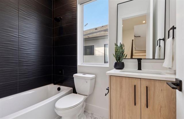 Building Photo - 2333 Vagas St