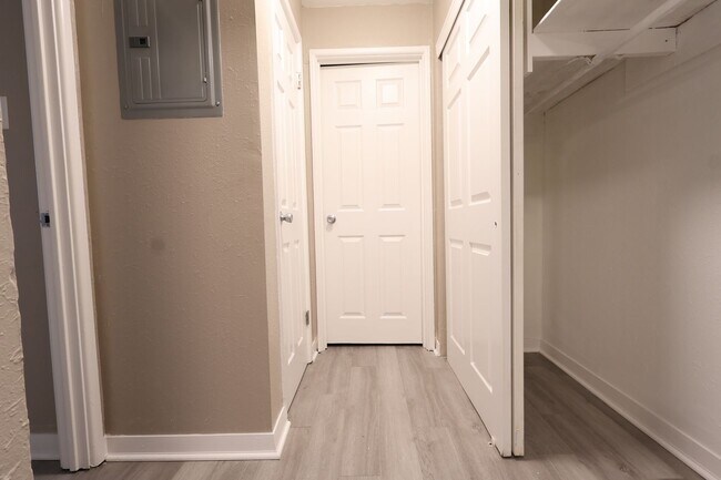 Building Photo - 1 Bedroom Apartment