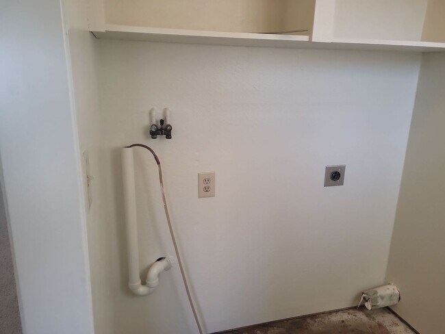 Building Photo - Spacious 2 Bed / 1.5 Bath Triplex in Quiet Clarkston Neighborhood – Pet Friendly!