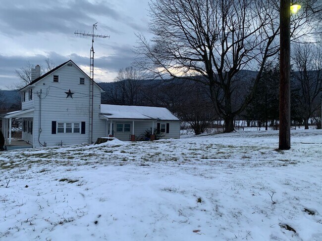 Building Photo - Multi-level 3-bedroom, 1-bath single-family home