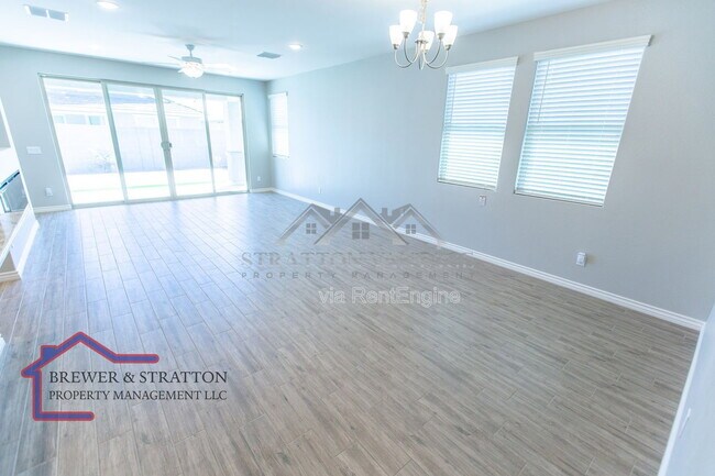 Building Photo - 15243 W Latham St