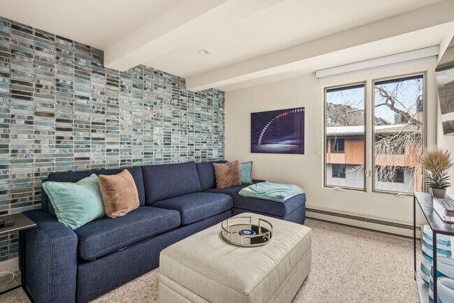 Building Photo - 1039 E Cooper Ave