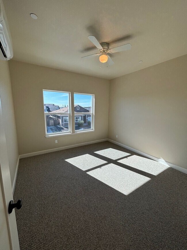Building Photo - 1319 Miller Dr