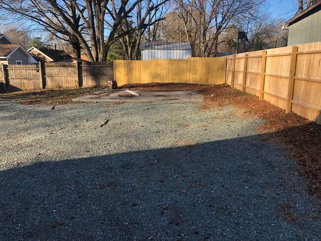 Building Photo - Four bedroom, 2 bath house in Burlington