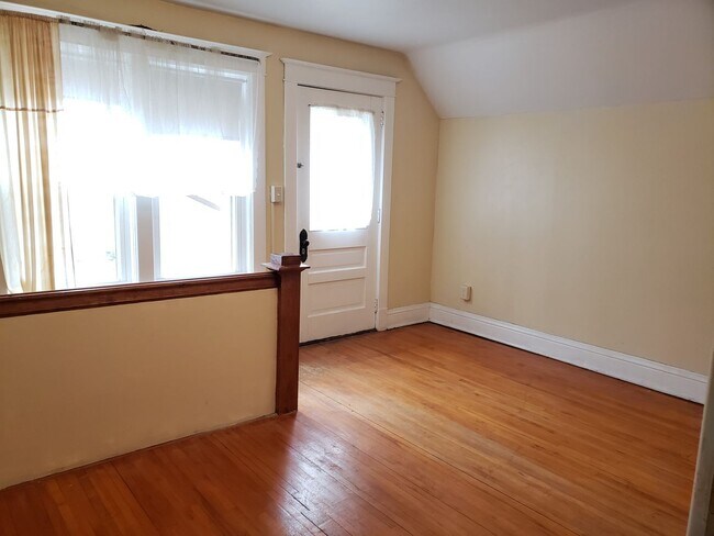 Building Photo - 612 Henrietta St