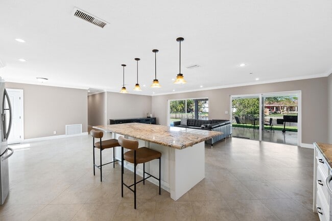 Building Photo - 1120 Renmar Dr